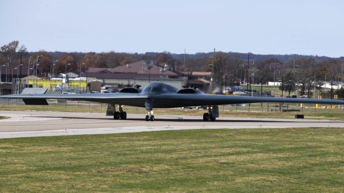 Caça F-4 da Grécia cai durante show aéreo perto de Atenas; pilotos morrem