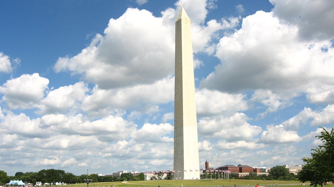 O Monumento a Washington era o edifício mais alto do mundo quando foi concluído em 1884. • NPS