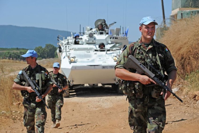 Soldados irlandeses na missão de paz da ONU no Líbano, Unifil, em patrulha por terra, em julho de 2011. • Óglaigh na hÉireann