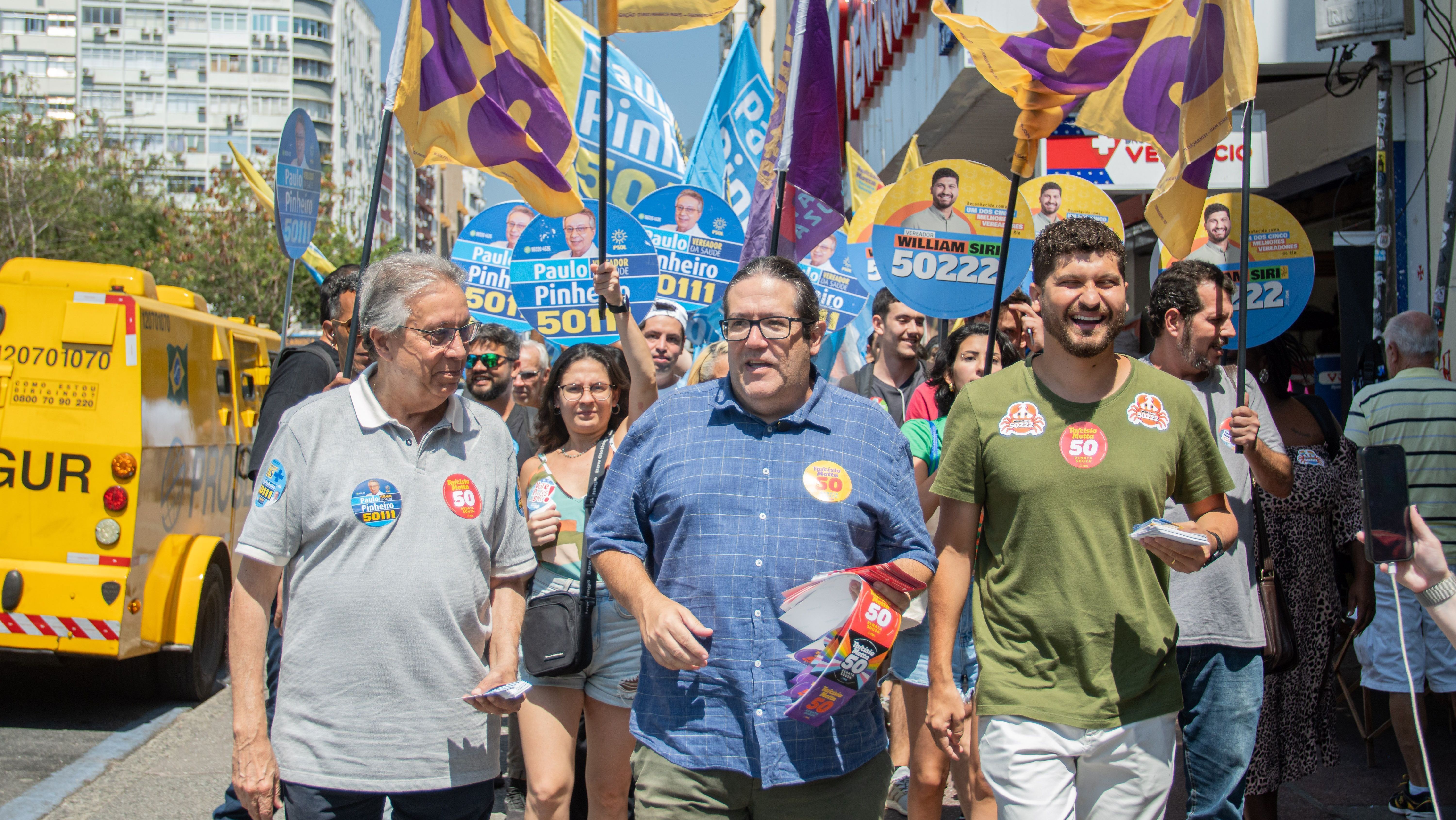 Tarcísio (ao foto) caminhou com apoiadores na zona norte do Rio • Felipe Ouverney/Divulgação