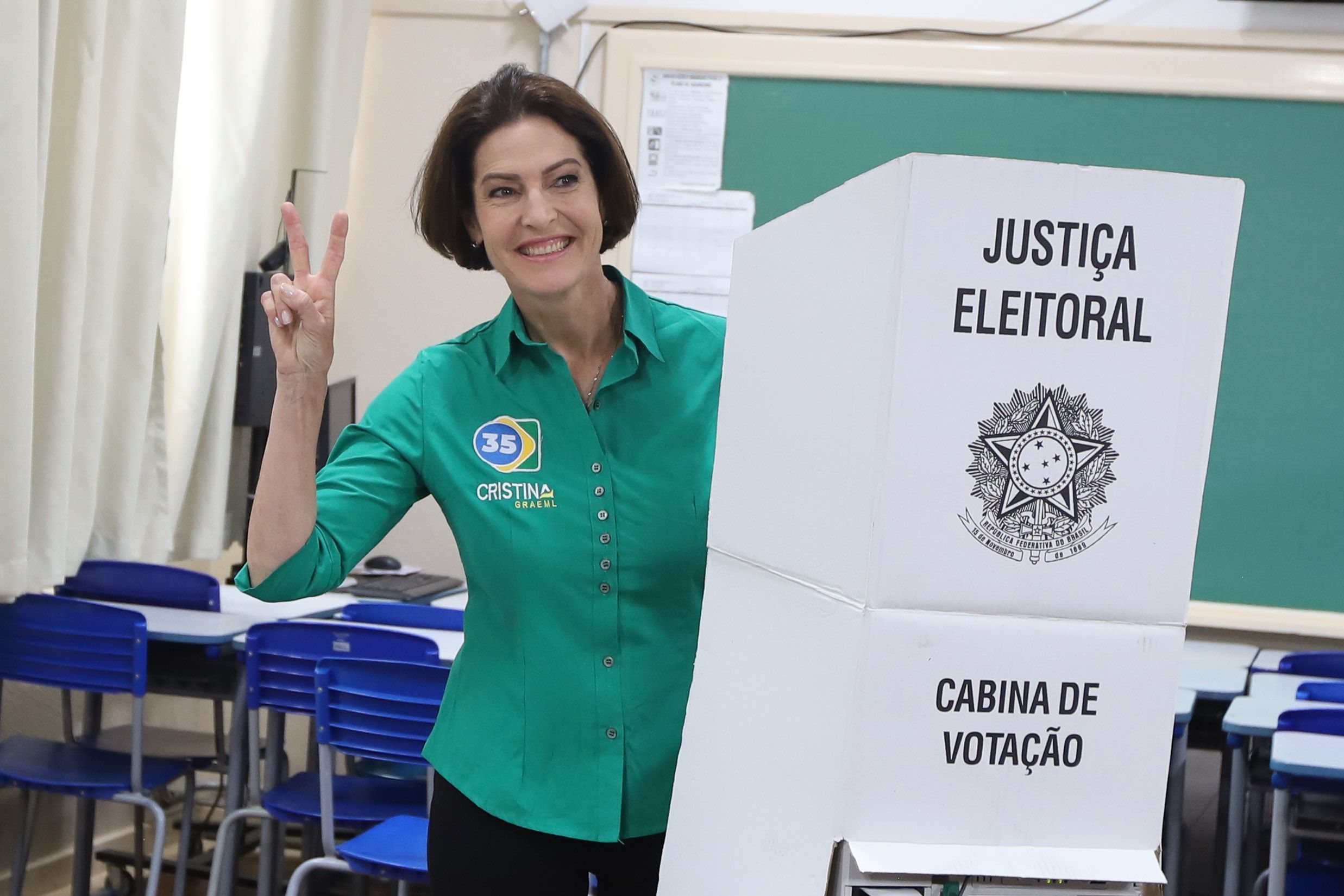 Candidata Cristina Graeml vota no Colégio Estadual do Paraná, em Curitiba