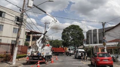 Profissionais da Enel trabalham para restabelecer a energia na Rua Catão, no bairro da Lapa