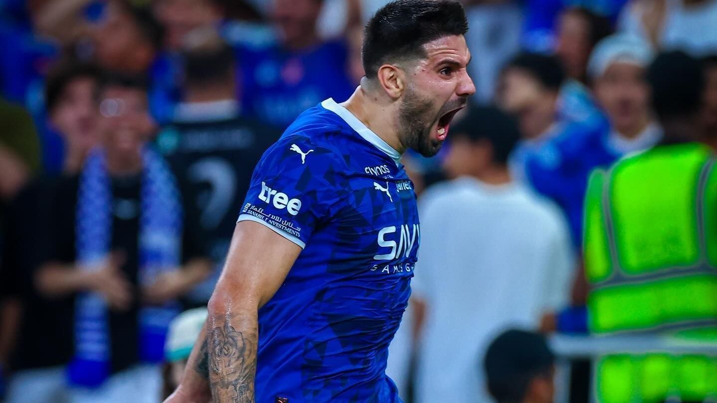 Mitrovic marcou duas vezes para a equipe de Jorge Jesus