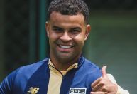 Alisson volta aos gramados para preparação física após cirurgia no tornozelo