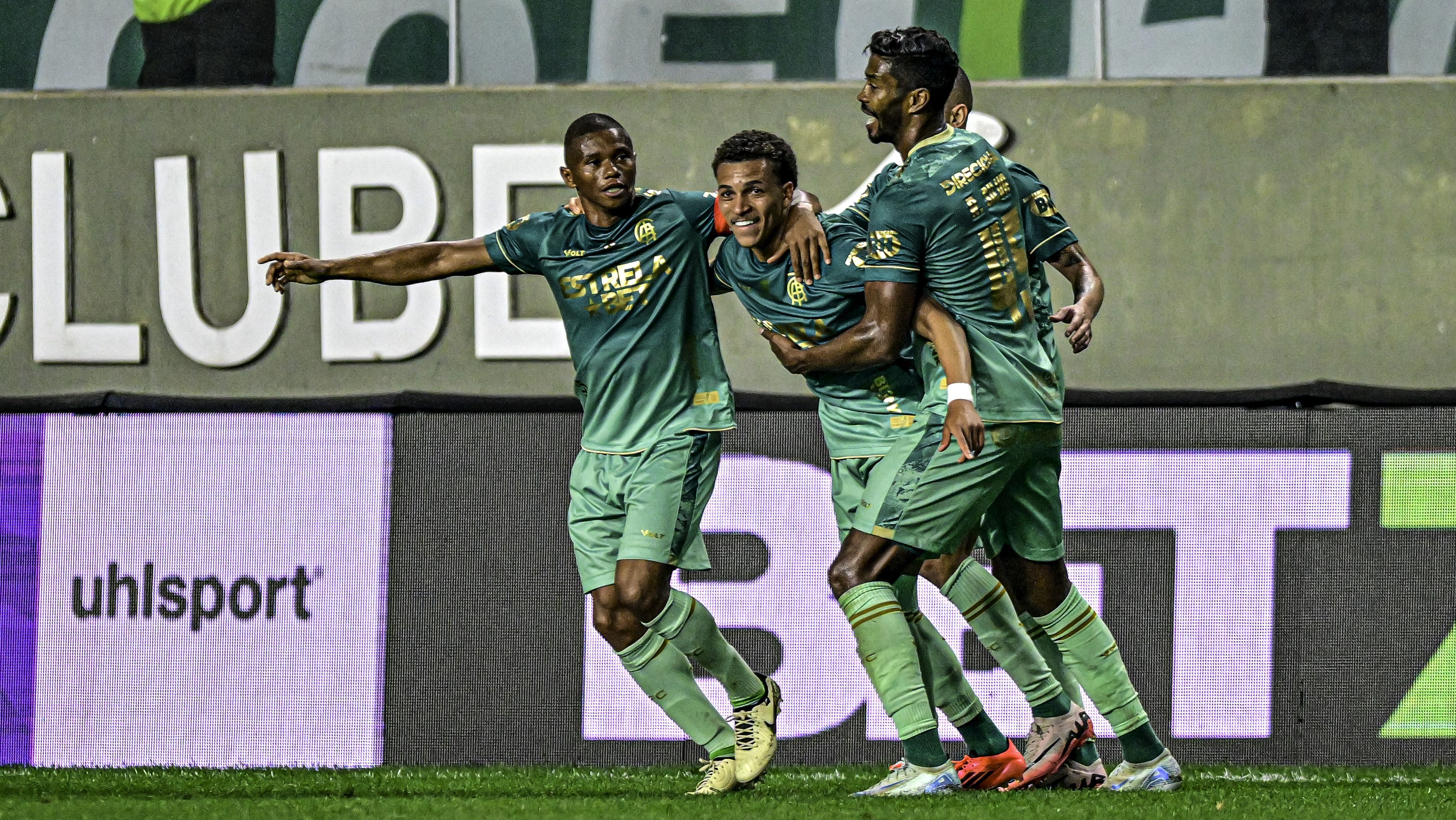 Comemoração de gol do América-MG contra o Coritiba