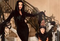 Ana Paula Siebert e Vicky se vestem de Wandinha e Mortícia para o Halloween