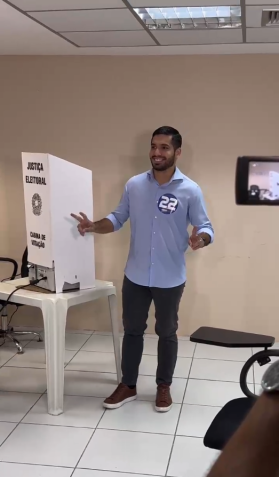 Candidato André Fernandes (PL) vota nas eleições municipais de Fortaleza, neste domingo (6) • Reprodução