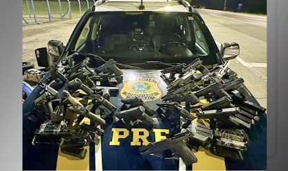 Vídeo: PRF apreende arsenal de armas com casal no Paraná