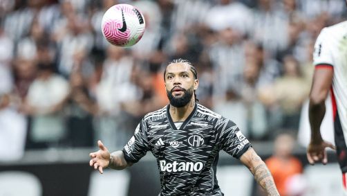 Otávio em ação contra o Vitória