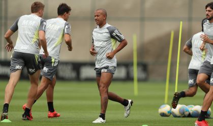 Jogadores do Galo durante treino