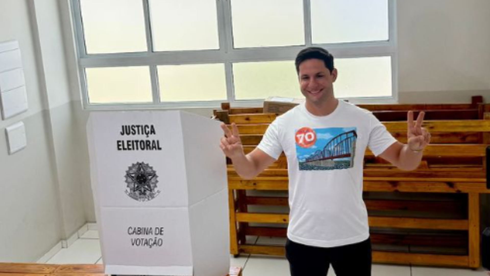 A candidato Rafael Motta (Avante) vota nas eleições municipais de Natal deste domingo (6) • Reprodução
