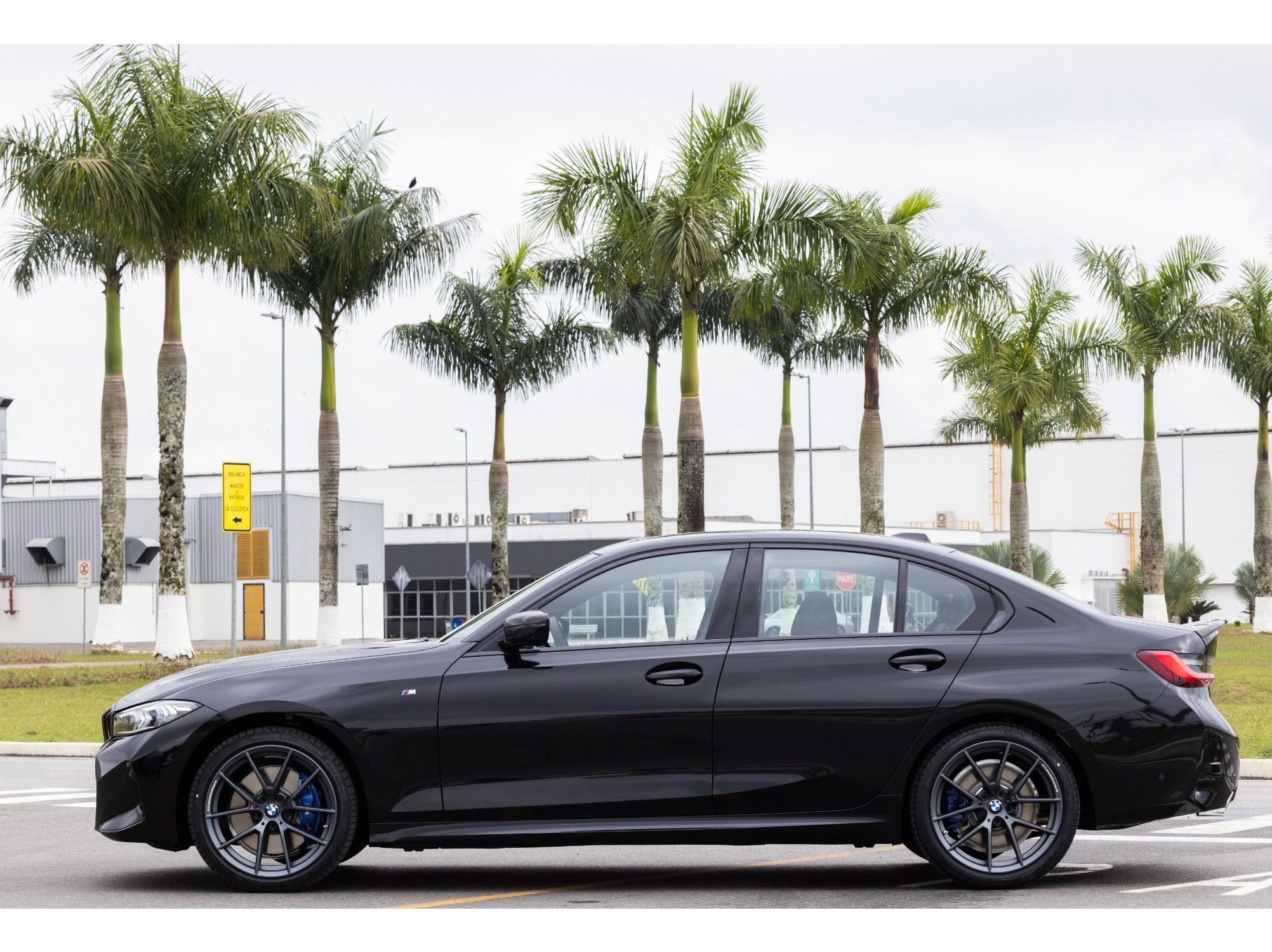 A versão especial está disponível em duas opções de cores externas: Branco Alpino e Preto Safira • BMW/Divulgação