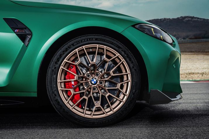 Rodas bronze e freios de carbono-ceramica, itens que equipam as unidades do BMW M4 CS que virão ao Brasil • BMW/Divulgação