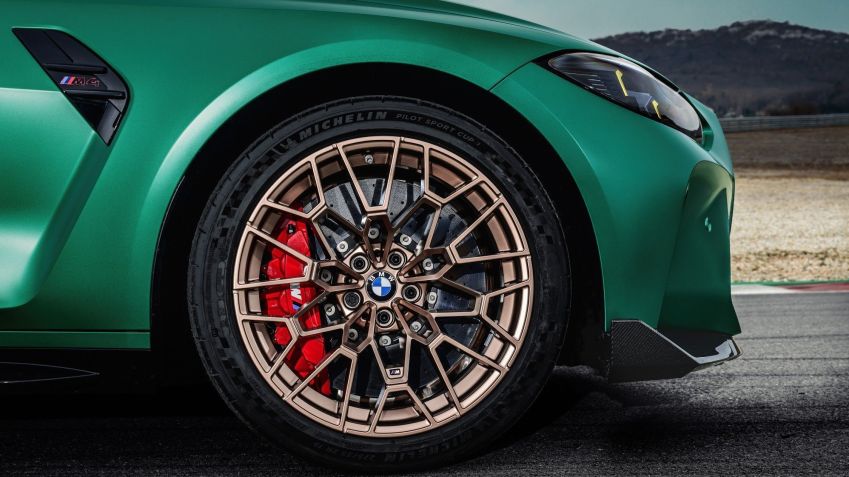 Rodas bronze e freios de carbono-ceramica, itens que equipam as unidades do BMW M4 CS que virão ao Brasil • BMW/Divulgação