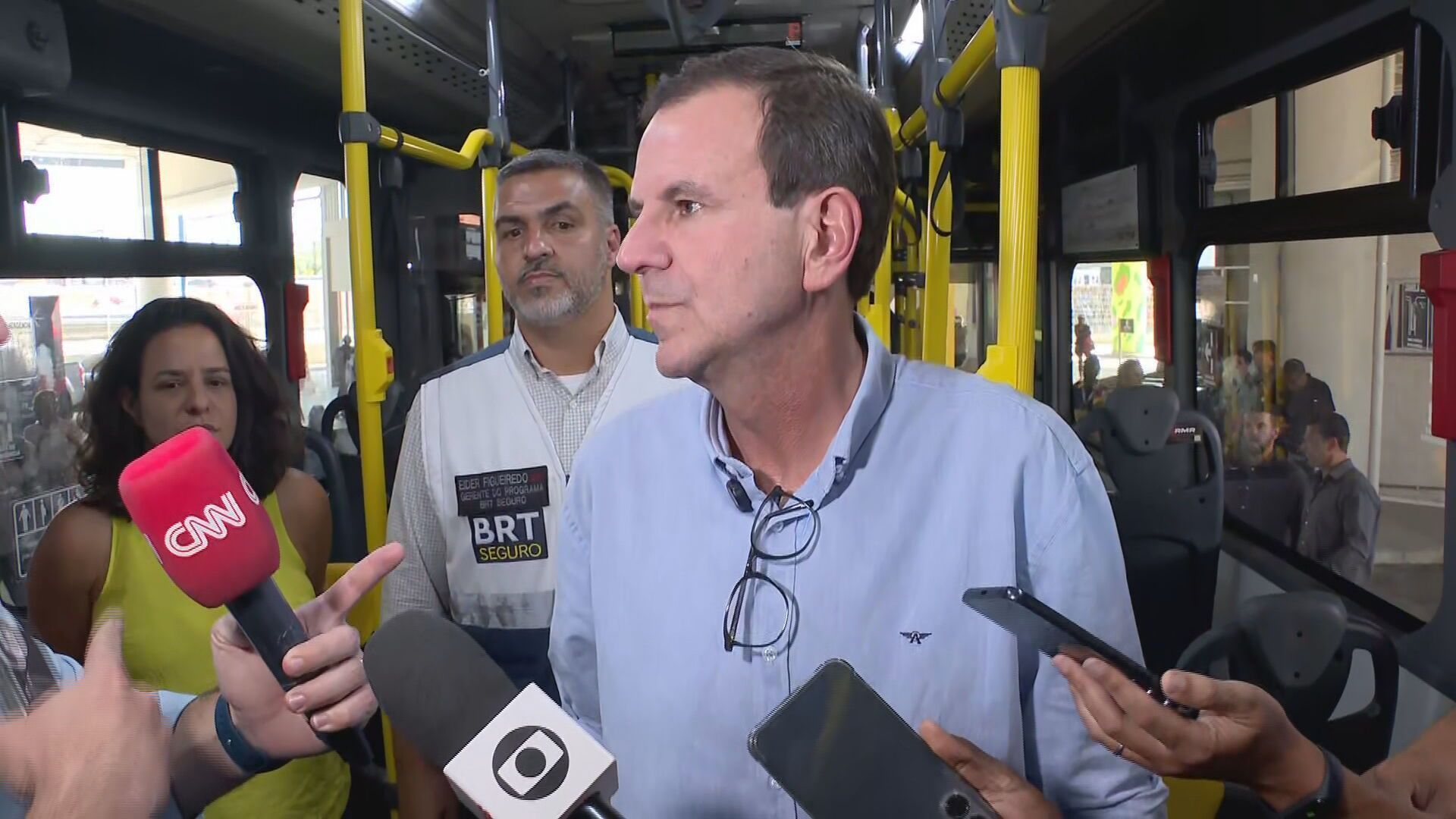 Paes entrou em ônibus durante visita ao Terminal Deodoro; candidato propõe transformar o BRT em VLT • CNN