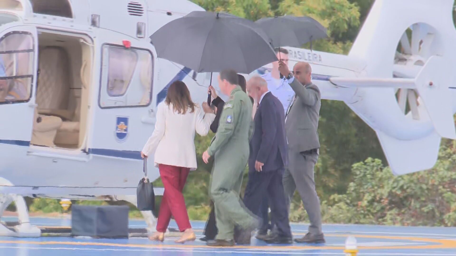 A primeira-dama Janja e o presidente Lula embarcam em heliponto no Palácio do Planalto