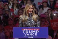 Melania Trump faz discurso surpresa em comício de Trump no Madison Square Garden