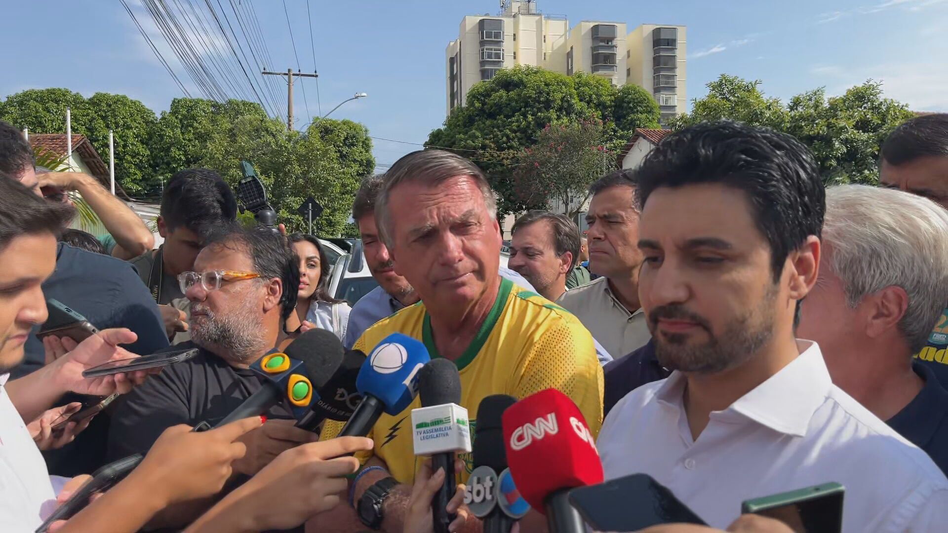Acompanhado do ex-presidente Jair Bolsonaro (PL), candidato à Prefeitura de Goiânia, Fred Rodrigues (PL), fala à imprensa ao chegar para votar neste domingo (27). • CNN