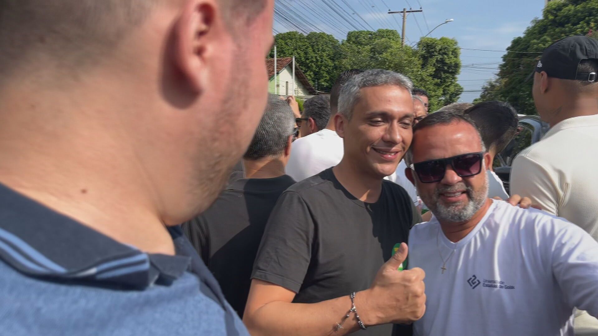 Deputado Gustavo Gayer (PL) com apoiador ao acompanhar o voto do candidato à Prefeitura de Goiânia, Fred Rodrigues (PL), neste domingo (27). • CNN