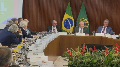 O governador de Goiás, Ronaldo Caiado (primeiro à esquerda), acompanhe reunião comandada pelo presidente Lula (segundo da direita para a esquerda)