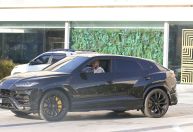 Belo é visto com carro luxuoso avaliado em quase R$ 4 milhões; veja fotos