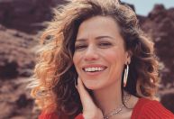 Atriz de "One Tree Hill" participou de seita por 10 anos e teve casamento arranjado