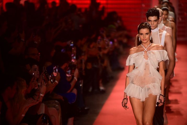 Camila Queiroz desfila pela Bold Strap na SPFW • Leo Franco / AgNews