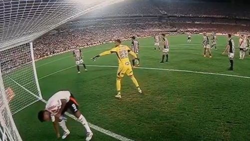 Borja arremessa terço de Everson no gramado do Monumental de Nuñez