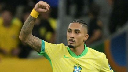 Raphinha comemora gol da Seleção Brasileira