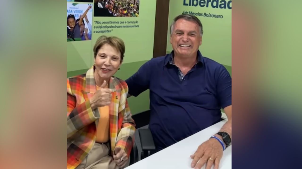A senadora Tereza Cristina (PP-MS) com o ex-presidente Jair Bolsonaro (PL) em gravação de vídeo em apoio à candidata do PP, Adriane Lopes, em Campo Grande