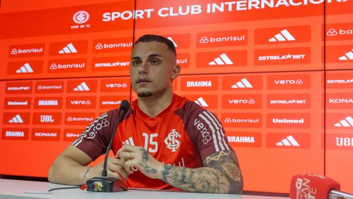 Bruno Gomes durante coletiva no Internacional