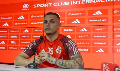 Bruno Gomes durante coletiva no Internacional