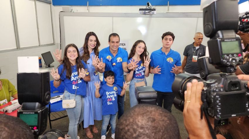 O prefeito de Salvador e candidato à reeleição, Bruno Reis (União), vota nas eleições municipais, neste domingo (6). • Reprodução