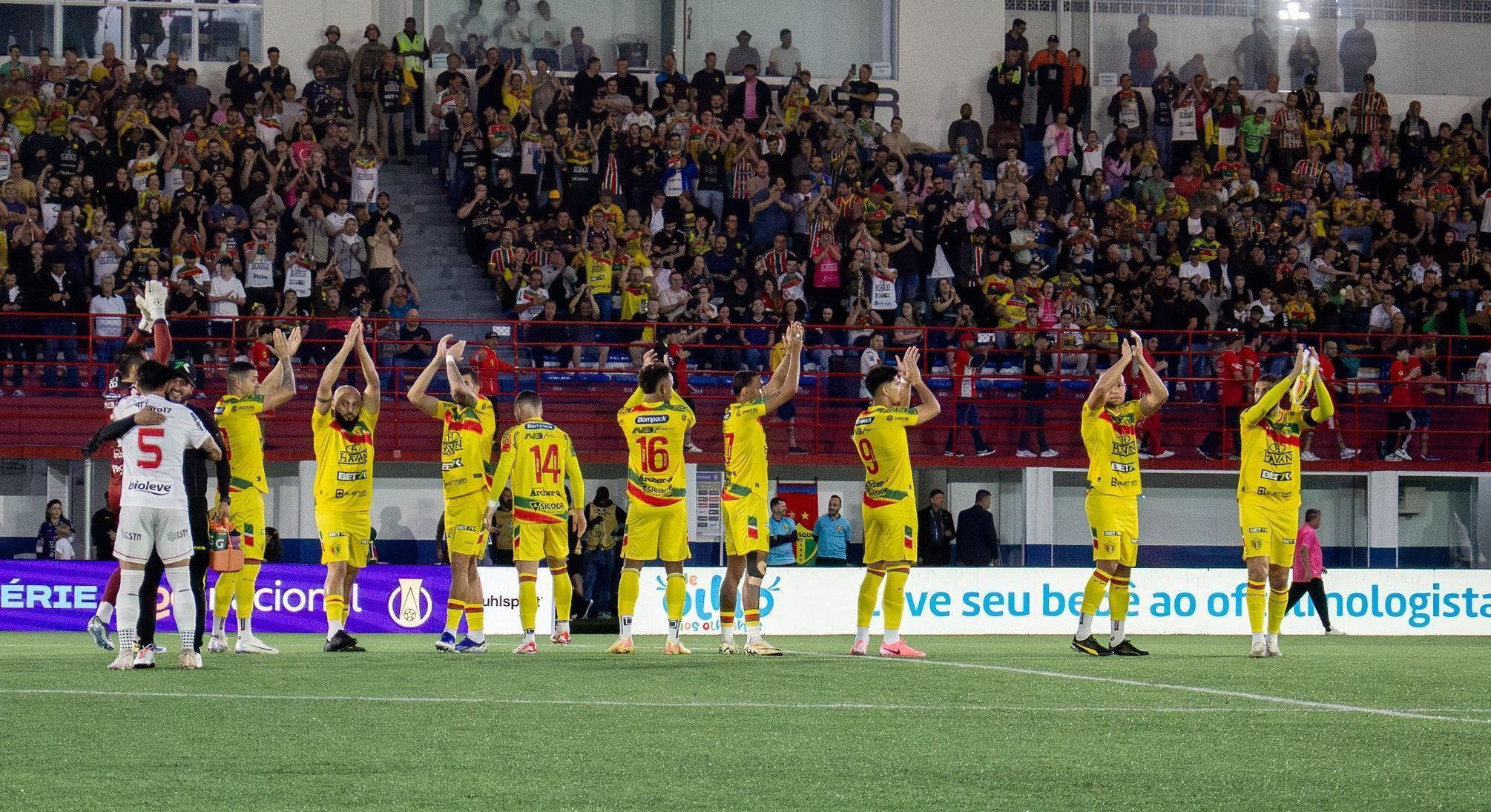 Jogadores do Brusque no estádio Augusto Bauer