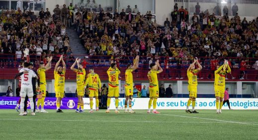 Jogadores do Brusque no estádio Augusto Bauer