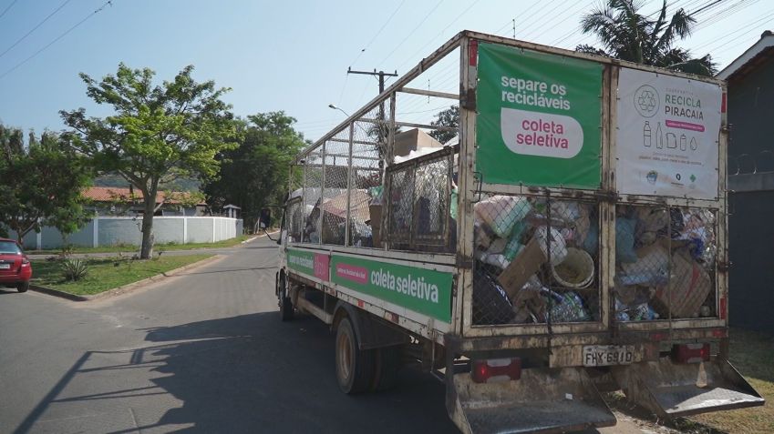 Voluntários recolhem vidro e outros materiais para reciclagem, em Piracaia, no interior de São Paulo. • CNN