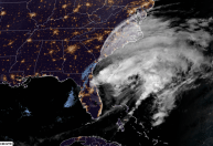 Furacão Milton se afasta ao Leste da Flórida, mas tempestades continuam