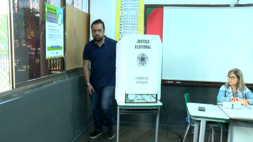 Governador Cláudio Castro vota, neste domingo (6), na zona oeste do Rio de Janeiro.