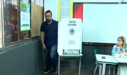 Governador Cláudio Castro vota, neste domingo (6), na zona oeste do Rio de Janeiro.