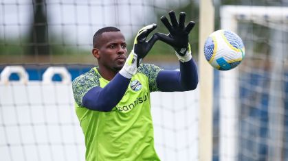 Caíque durante treino do Grêmio