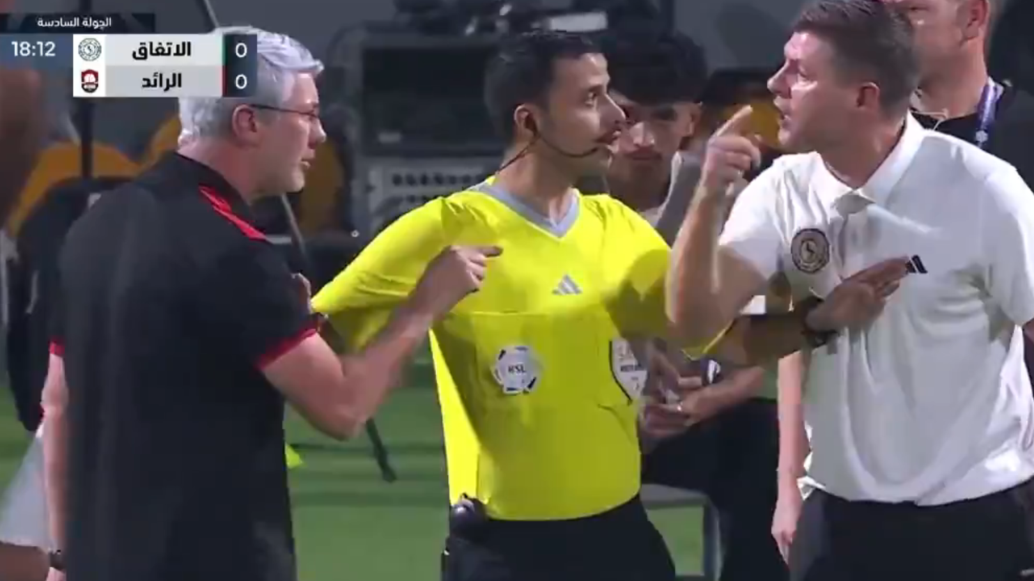 Hellmann e Gerrard discutem em campo
