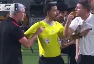 Em cena inusitada, Odair Hellmann bate boca com Steven Gerrard; veja