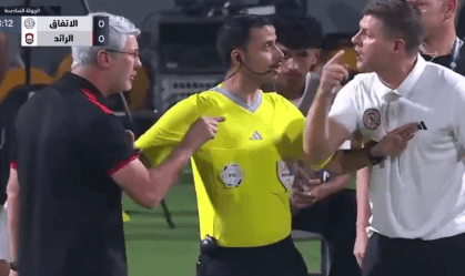 Em cena inusitada, Odair Hellmann bate boca com Steven Gerrard; veja