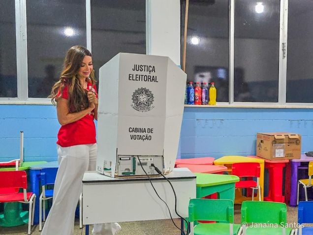 Candidata Candisse Carvalho (PT) vota nas eleições municipais de Aracaju, neste domingo (6) • Reprodução