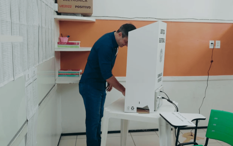 O candidato Capitão Wagner (União) vota nas eleições municipais de Fortaleza, neste domingo (6). • Reprodução