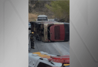Ônibus com 58 estudantes e monitores tomba e deixa feridos na BR-418, em MG