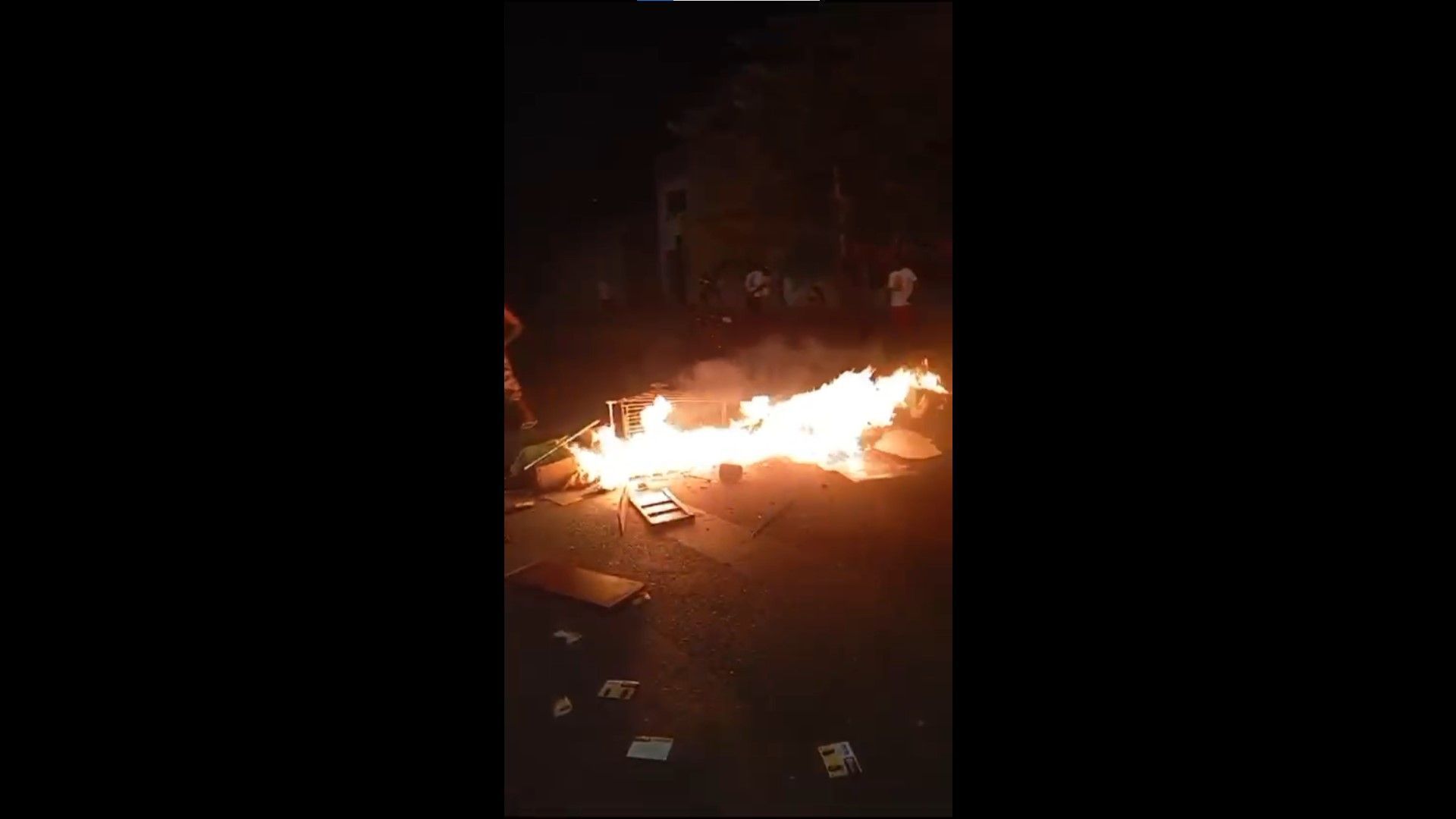 Bombeiros foram acionados para combater o fogo durante protesto