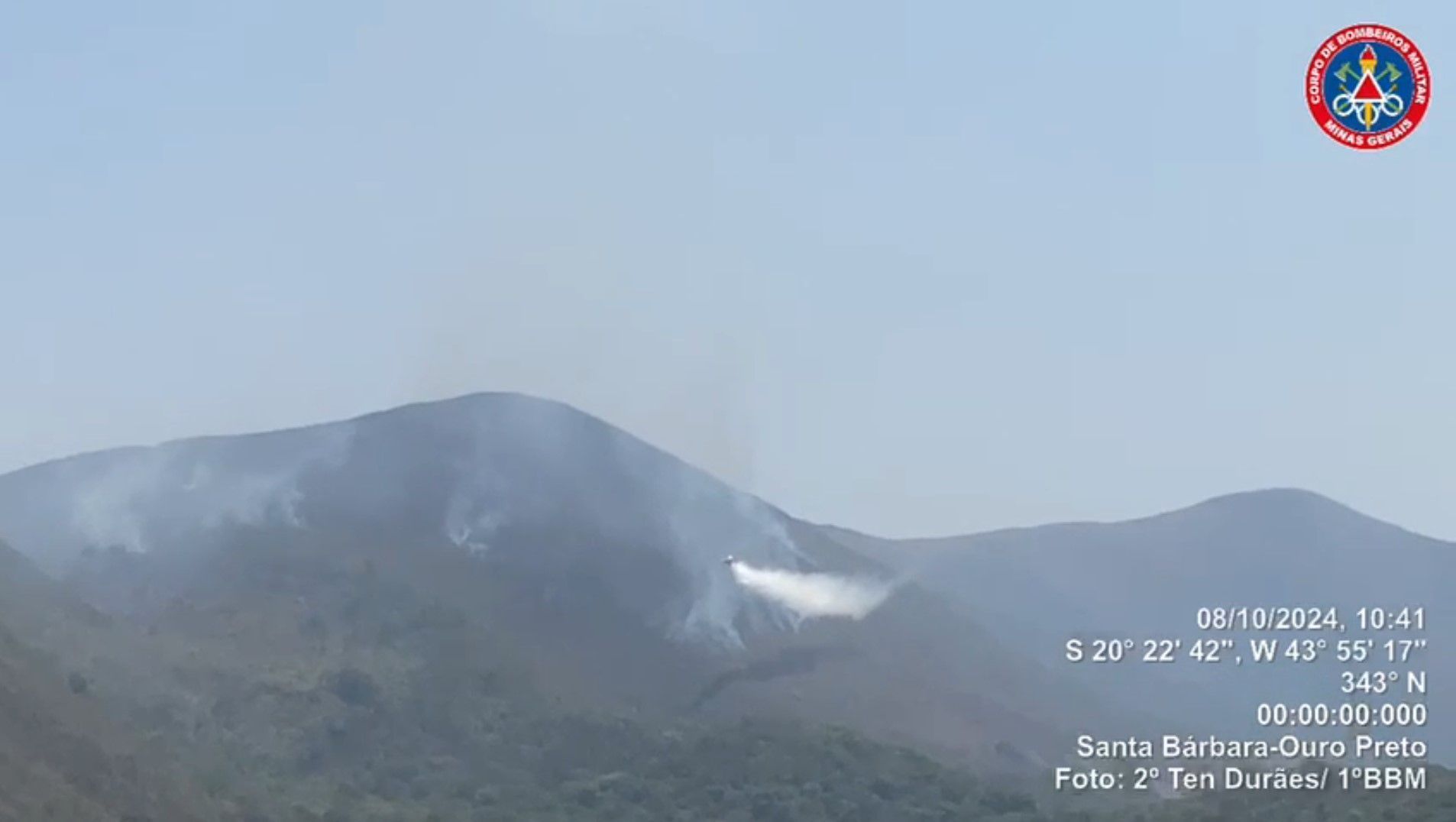 Imagem aérea dos incêndios na Serra da Moeda, em MG