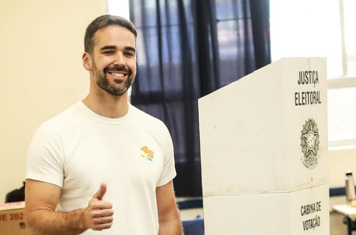 O governador gaúcho, Eduardo Leite (PSDB), ao votar em Porto Alegre em 6 de outubro, primeiro turno das eleições municipais