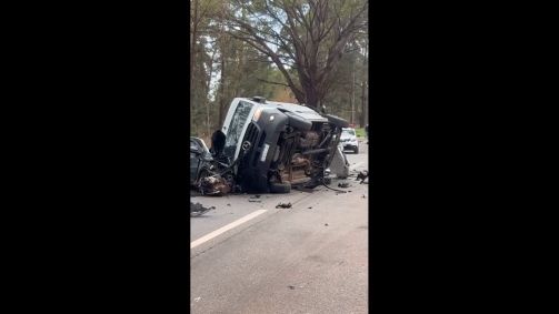 Van ficou destruída após ser atingida por ônibus furtado em MG